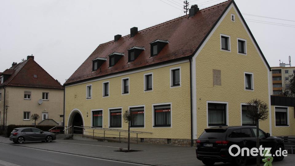 Bis zur Fertigstellung der neuen Kindertagesstätte werden die Mädchen und Buben im ehemaligen Sparkassengebäude (rechts) betreut. Bild: wro