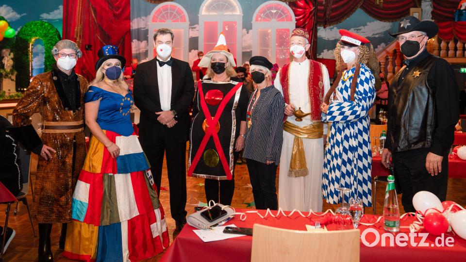 Der bayerische Wissenschaftsminister Bernd Sibler (CSU, l-r), die bayerische Staatsministerin für Europaangelegenheiten und Internationales, Melanie Huml (CSU), der bayerische Ministerpräsident Markus Söder (CSU), die bayerische Verkehrsministerin Kerstin Schreyer (CSU), die bayerische Sozialministerin Carolina Trautner (CSU), der bayerische Kultusminister Michael Piazolo (Freie Wähler), die bayerische Landtagspräsidentin Ilse Aigner (CSU) und der bayerische Innenminister Joachim Herrmann (CSU) stehen vor der Aufzeichnung der Sendung „Fastnacht in Franken 2022“ zusammen. Bild: Nicolas Armer