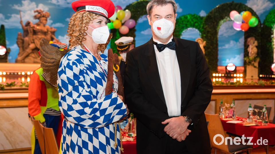 Der bayerische Ministerpräsident Markus Söder und die bayerische Landtagspräsidentin Ilse Aigner (beide CSU) stehen vor der Aufzeichnung der Sendung „Fastnacht in Franken 2022“ zusammen in den Mainfrankensälen. Bild: Nicolas Armer