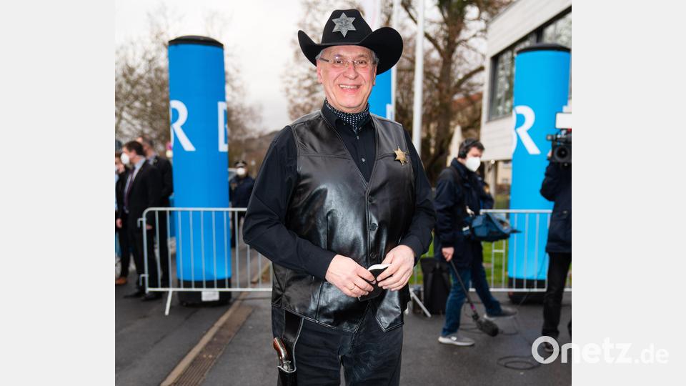 Der bayerische Innenminister Joachim Herrmann (CSU) kommt als Sheriff zur Aufzeichnung der Sendung „Fastnacht in Franken 2022“. Bild: Nicolas Armer