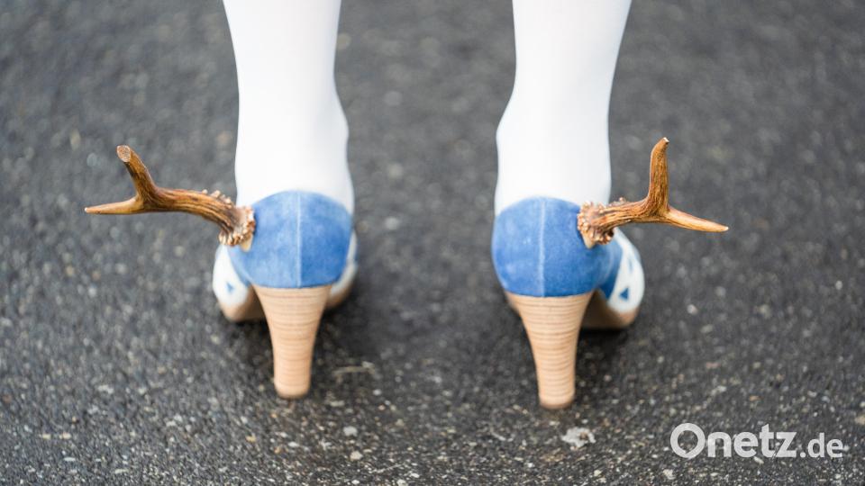 Die Präsidentin des bayerischen Landtags, Ilse Aigner (CSU), trägt bei der Ankunft zur Aufzeichnung der Sendung „Fastnacht in Franken 2022“ hohe Schuhe mit Rehbockstangen. Bild: Nicolas Armer