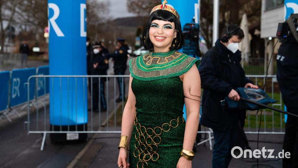 Katharina Schulze kommt als Cleopatra zur Aufzeichnung der Sendung „Fastnacht in Franken 2022“. Bild: Nicolas Armer