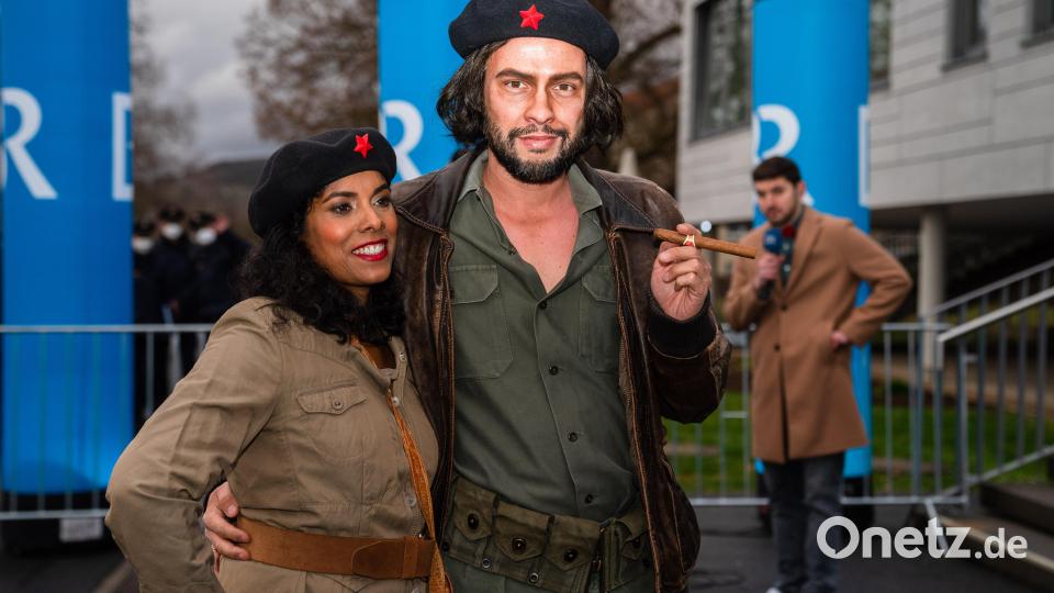 Der Fraktionsvorsitzende der FDP im bayerischen Landtag, Martin Hagen, kommt als Che Guevara mit Ehefrau Anisha zur Aufzeichnung der Sendung „Fastnacht in Franken 2022“. Bild: Nicolas Armer