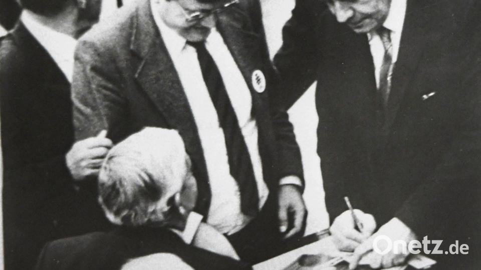 Ludwig Stiegler (Mitte) organisiert für German Vogelsang das letzte Autogramm von Helmut Schmidt vor dem Ende seiner Kanzlerschaft. Archivbild: Josef "Jupp" Heinrich Darchinger