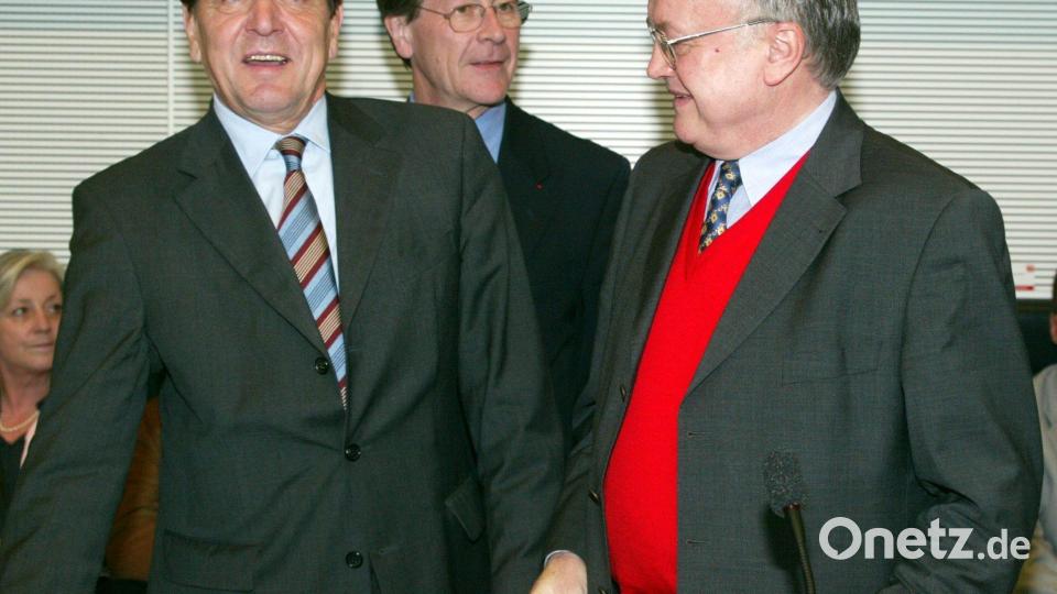 Der bisherige SPD-Fr)aktionsvorsitzende Ludwig Stiegler (rechts) und sein Nachfolger Franz Müntefering (Mitte) stehen am Dienstag 24. September 2002 vor der Fraktionssitzung mit Bundeskanzler Gerhard Schröder (links) zusammen. Archivbild: Wolfgang Kumm