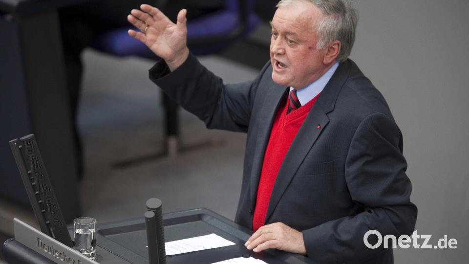 Der scheidende SPD-Bundestagsabgeordnete Ludwig Stiegler spricht am Dienstag 8. September 2009 im Bundestag in Berlin zu den Abgeordneten. Archivbild: Arno Burgi