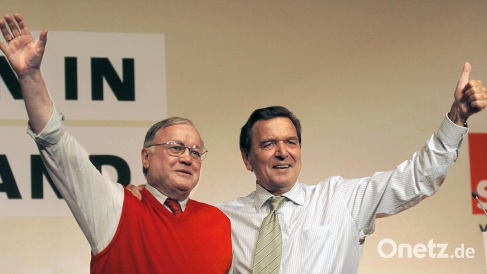 Bundeskanzler Gerhard Schröder (rechts) und der bayerische SPD-Landesvorsitzende und stellvertretende SPD-Bundestagsfraktionsvize Ludwig Stiegler jubeln am Samstag 30. Juli 2005 in Amberg den Delegierten zu. Archivbild: Armin Weigel