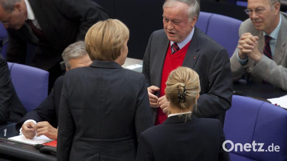 Ludwig Stiegler (roter Pullover) und Bundeskanzlerin Angela Merkel (CDU, vorne links) unterhalten sich am 7. September 2009 nach der Rede Stieglers im Bundestag. Archivbild: Arno Burgi