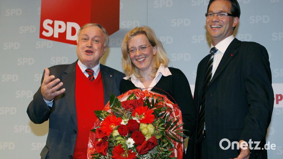 Der scheidende bayerische SPD-Vorsitzende Ludwig Stiegler (links) und der neue SPD-Landesvorsitzende Florian Pronold gratulieren am Samstag 11. Juli 2009 in Weiden während des 60. SPD-Landesparteitags Natascha Kohnen zu ihrer Wahl zur neuen Generalsekretärin. Archivbild: Daniel Karmann