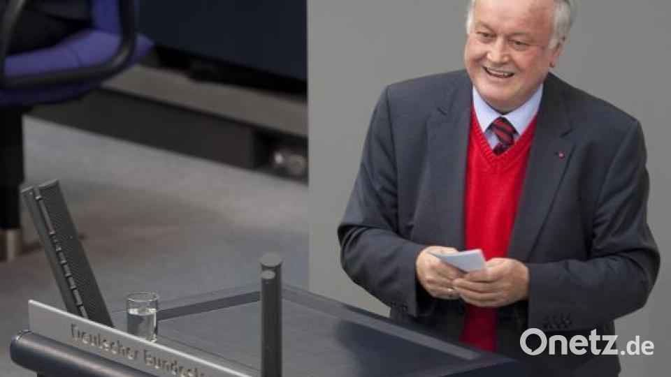 Ludwig Stiegler verlässt nach seiner Rede am 7. September 2009 das Rednerpult im Bundestages. Damals war das Parlament zu einer Sondersitzung zusammengetreten, um unter anderem über den Lissabon-Vertrag der Europäischen Union (EU) abzustimmen. Archivbild: Arno Burgi dpa