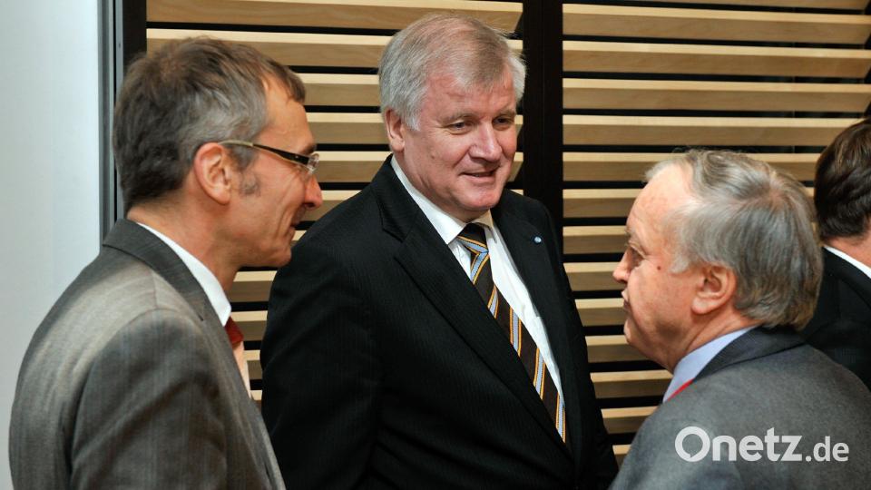 Der Grünen-Abgeordnete Volker Beck von links), Bayerns Ministerpräsident und CSU-Vorsitzende Horst Seehofer und der SPD-Abgeordnete Ludwig Stiegler unterhalten sich im am 17. Dezember 2008 vor Beginn der Sitzung des Vermittlungsausschusses von Bundestag und Bundesrat. Archivbild: Gero Breloer