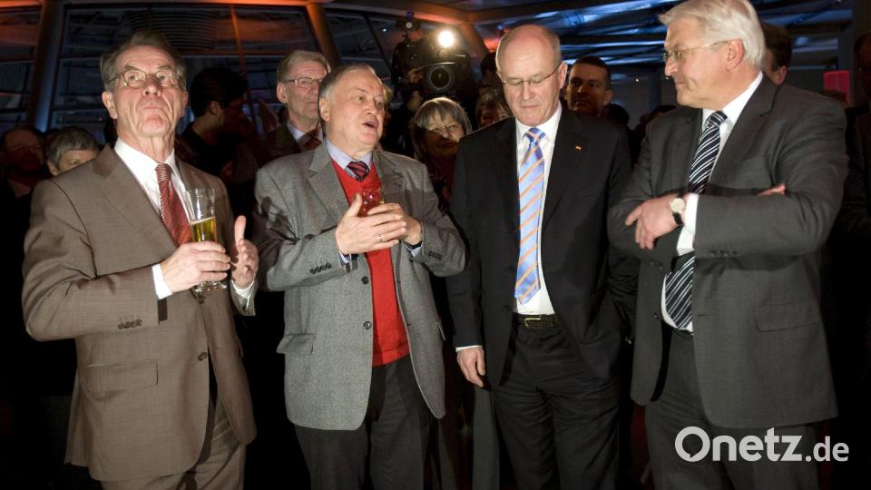 Der Vorsitzende der SPD, Franz Müntefering (von links), der Politiker Ludwig Stiegler (SPD), der Unions-Fraktionsvorsitzender Volker Kauder und Außenminister Frank-Walter Steinmeier unterhalten sich am Montag 19. Januar 2009) auf dem Neujahrsempfang der SPD-Bundestagsfraktion im Bundestag in Berlin. Archivbild: Arno Burgi
