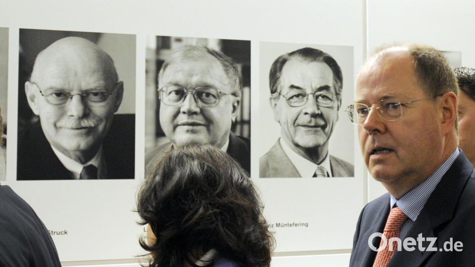 Finanzminister Peer Steinbrück spricht im Bundestag in Berlin zu den Pressevertretern. Im Hintergrund sind Fotos Franz Müntefering, Ludwig Stiegler und Peter Struck zusehen. Archivbild: Rainer Jensen