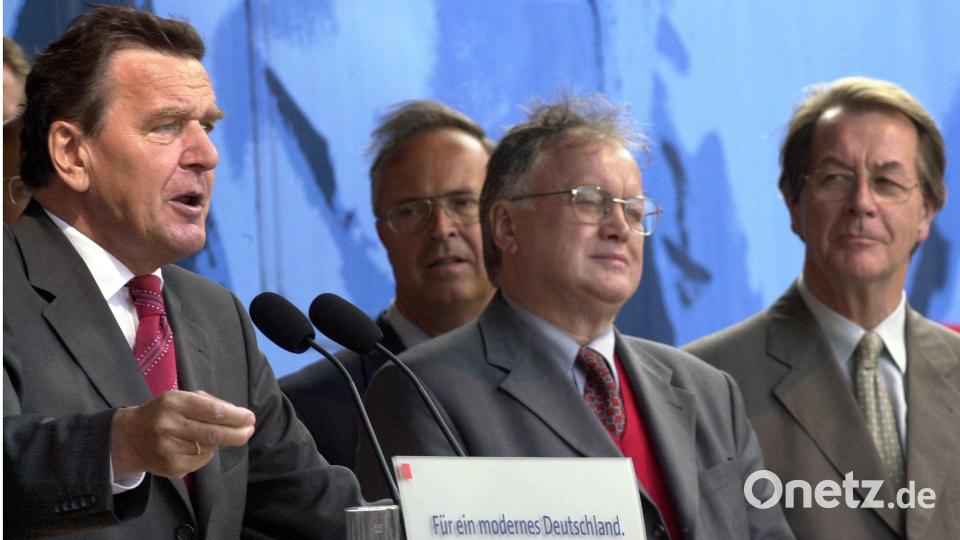 Bundeskanzler Gerhard Schröder (links, SPD) spricht am Montag 5. August 2002 in Hannover vor mehreren tausend Menschen im Beisein von Bundesfinanzminister Hans Eichel, dem SPD-Fraktionsvorsitzenden Ludwig Stiegler und Generalsekretär Franz Müntefering (von links). Archivbild: Holger Hollemann