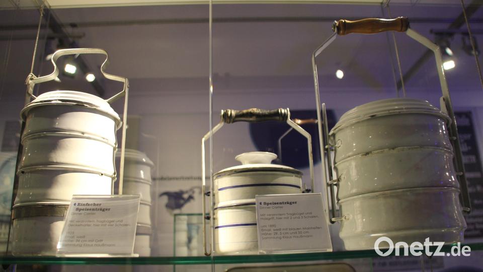 Speisenträger stellte die Firma Baumann damals schon her. Diese und viele ausgefallene Objekte und Raritäten an Baumannwaren zeigt die Sonderausstellung „Baumann, Amberg und die Welt“ im Stadtmuseum. Bild: ads