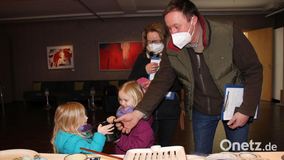 Dass die Töpfe und Küchenutensilien von Baumann ganz schön schwer waren, davon konnten sich die Kinder und deren Eltern beim Aktionstag zur Baumannausstellung überzeugen. Bild: ads