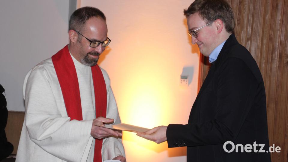 Timmy Joe Schlesinger (rechts) überreichte an Fabian Endruweit die Ernennungsurkunde. Bild: kro