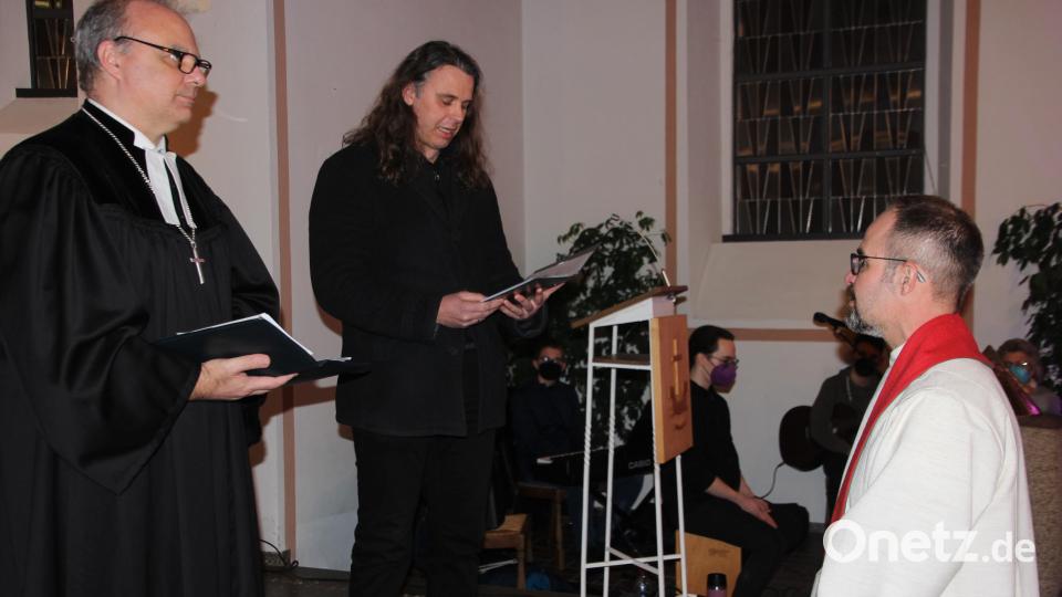Fabian Endruweit (rechts) wurde am vergangenen Freitagabend bei einem Gottesdienst in der evangelischen Erlöserkirche in Tirschenreuth von Dekan Thomas Guba und Diakon Matthias Rössle (von links) offiziell in sein Amt als Dekanatsjugendreferent eingeführt. Bild: kro