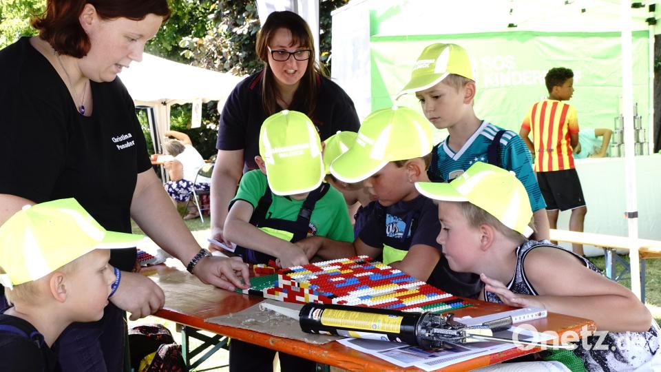 Christina Ponader (li) und die Kids bauen an einer Rampe. Bild: bkr