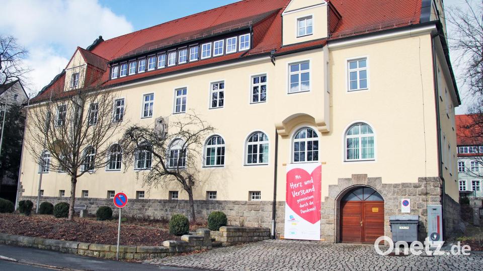 Das Banner ist an der Front des Landratsamts angebracht. Bild: Landratsamt Tirschenreuth/exb