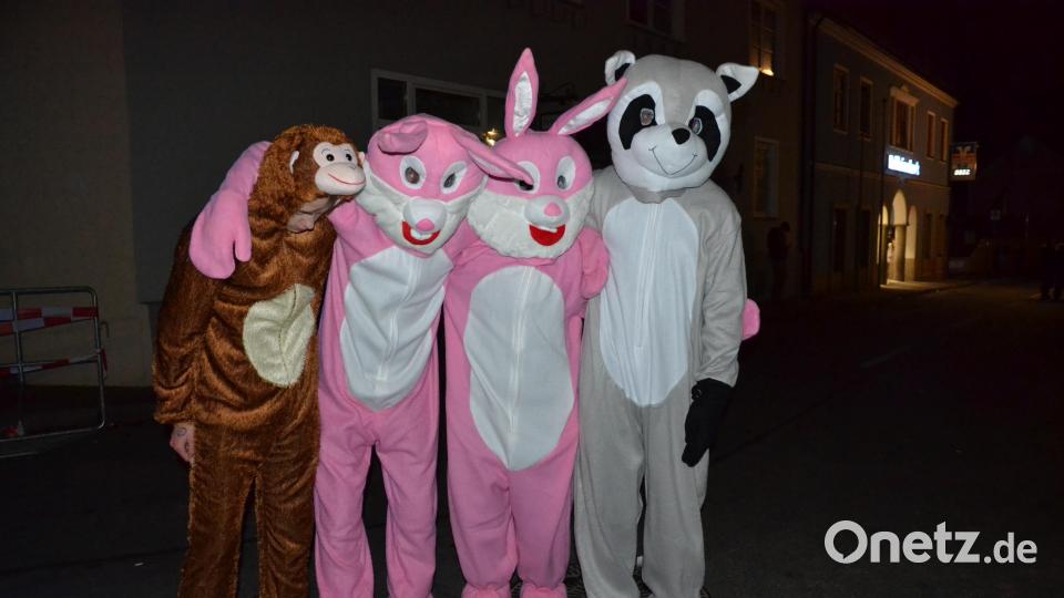 Das war einmal: So lustig ging es am „Naschn Pfinsta“ vor Corona in Moosbach zu. Archivbild: gi