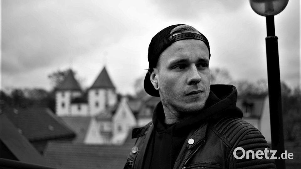 Sebastian Rustler betreibt in Amberg ein Tattoo-Studio. Privat widmet er sich den Bildenden Künsten: Zeichnungen, Radierungen, Öl- und Acrylmalerei oder Holzschnitte stehen im Zentrum seines Schaffens. Bild: privat/Rustler/exb