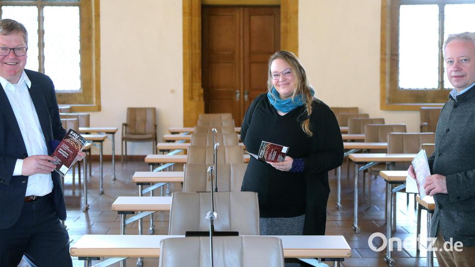 Die Erlanger Universitätstage finden nach einer Online-Pause in diesem Jahr erstmals wieder in Präsenz statt. Und zwar ab Dienstag, 8. März, 19.30 Uhr im Rathaussaal. Im Bild (von links): Oberbürgermeister Michael Cerny, &quot;Koordinatorin&quot; Professor Maren Conrad und Kulturreferent Fabian Kern. Bild: Wolfgang Steinbacher