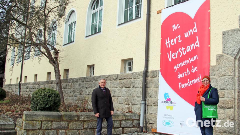 Landrat Roland Grillmeier und Sonja Schmid von „Demokratie leben“ präsentieren das Banner am Landratsamt. Bild: Fabian Polster/Landratsamt Tirschenreuth/exb