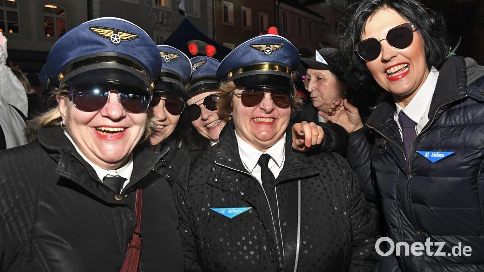 Als Pilotinnen kamen die AZ-Damen besonders gut an: Sie wurden zu einem echten Flug eingeladen. Bild: Petra Hartl