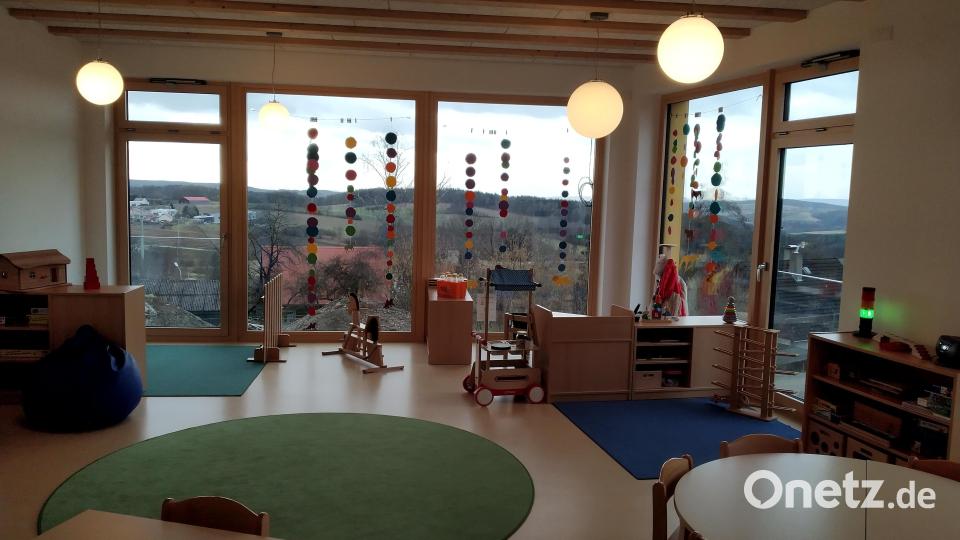 Die lichtdurchfluteten Aufenthaltsräume bieten ein einzigartiges Panorama und sind aufgrund der kindgerechten Innenausstattung ein wahres Spielparadies. Bild: rfi