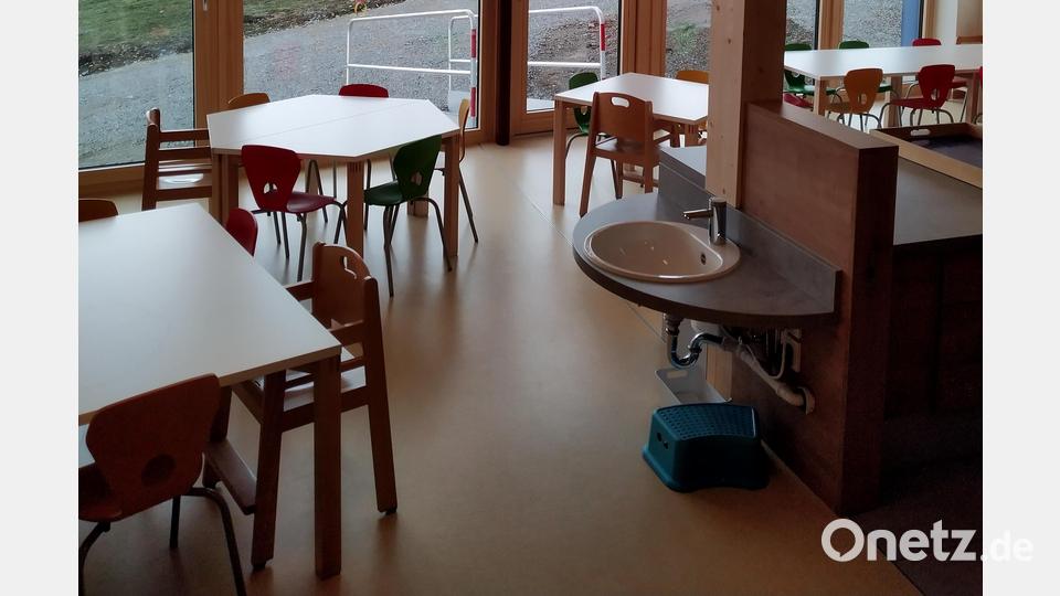 Im Speisesaal darf auf den farbenfrohen Sitzgruppen nicht nur gegessen, sondern in der integrierten Küche auch mitgekocht werden. Bild: rfi