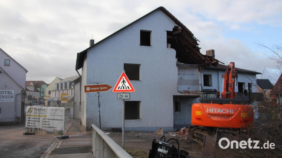 Am vergangenen Dienstag wurde mit dem Abriss des ehemaligen Gebäudes der Raiffeisenbank Neunburg begonnen. Bild: frd