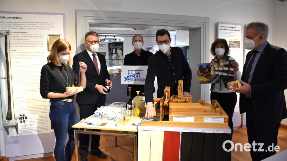Jasmin Blei (links), Juniorchef Maximilian Mehler von der Tuchfabrik Mehler (Vierter von links) und Erika Rahm (Zweite von rechts) zeigen Bürgermeister Franz Stahl, Hilmar Fütterer und Landrat Roland Grillmeier (von links), wie das mit dem richtigen Färben wissenschaftlich über die Bühne geht. Bild: ubb