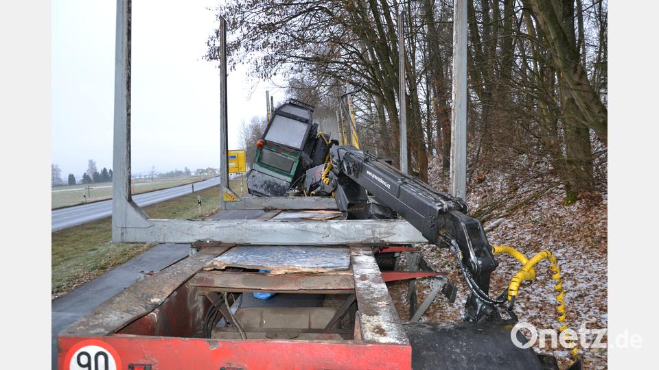 Die Bundesstraße war am Abend nach dem Unfall für zwei Stunden gesperrt. Bild: rti
