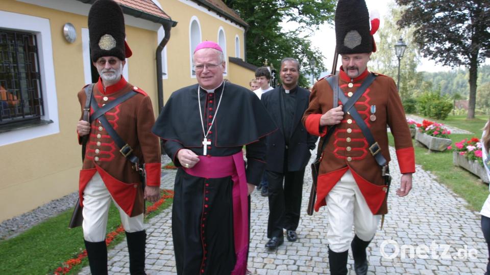 Bischof Monsignore František Václav Lobkowicz wurde bei der Einweihung des Feldkreuzwegs von der Historisch Hochfürstlichen Lobkowitzischen Grenadier-Garde der Gefürsteten Grafschaft Sternstein begleitet. Archivbild: pi