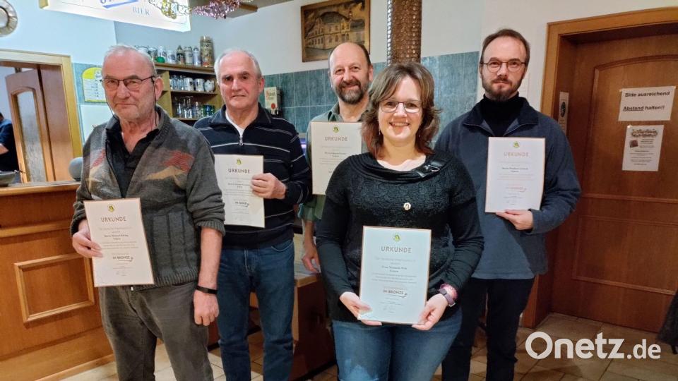Bereits seit 40 Jahren im Imkerverein ist Johann Bruckner (2. von links), 15 Jahre mit dabei sind Michael Häring, Eduard Forster, Manuela Witt und Matthias Grötsch (von links). Bild: gz