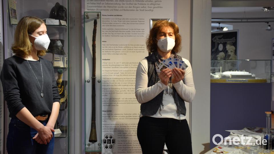 Jasmin Blei und Erika Rahm (von links) zeigten den Gästen im MQ, was im Experimentierbeutel alles steckt. Bild: ubb