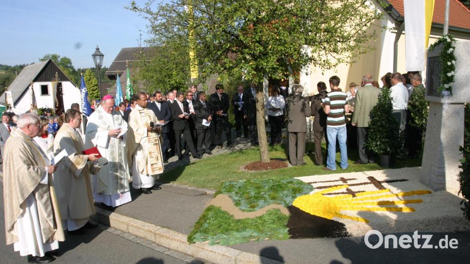 Bischof Monsignore František Václav Lobkowicz (Dritter von links) bei der Einweihung des Feldkreuzwegs. Archivbild: pi