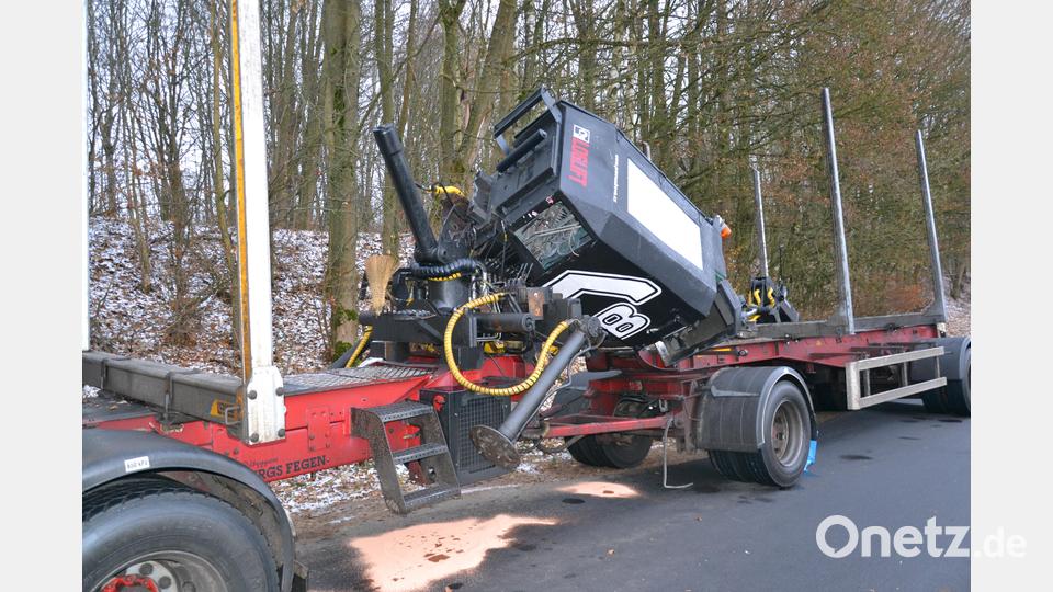 Zu einem Unfall auf der B15 auf Höhe von Schmelitz kam es am Donnerstag gegen 17.30 Uhr. Ein Ladekran prallte gegen die Radbrücke. Bild: rti