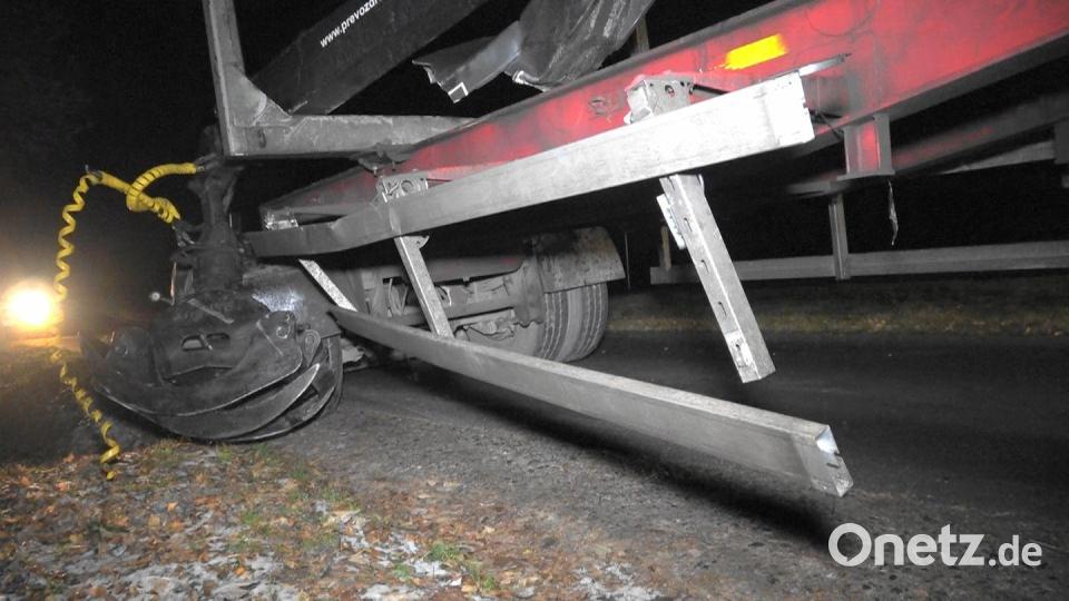 Der 33-jährige Fahrer des Lastwagen wurde vorsorglich ins Krankenhaus Tirschenreuth gebracht, konnte aber kurz Zeit später entlassen werden. Bild: nic