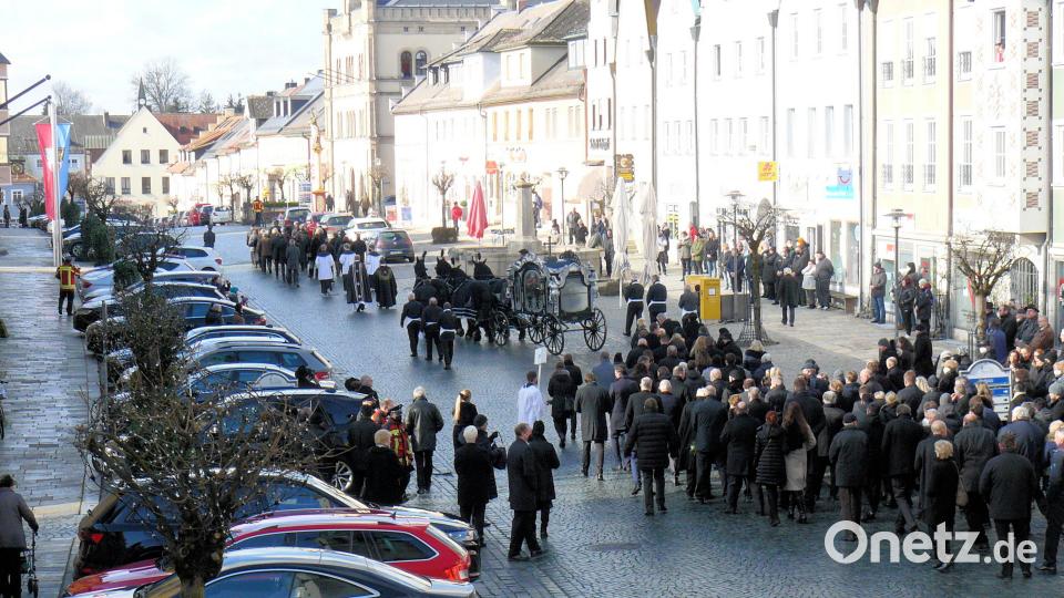 Sehr viele Trauergäste begleiteten Max Ponnath auf seinem letzten Weg zum Friedhof. Bild: jzk