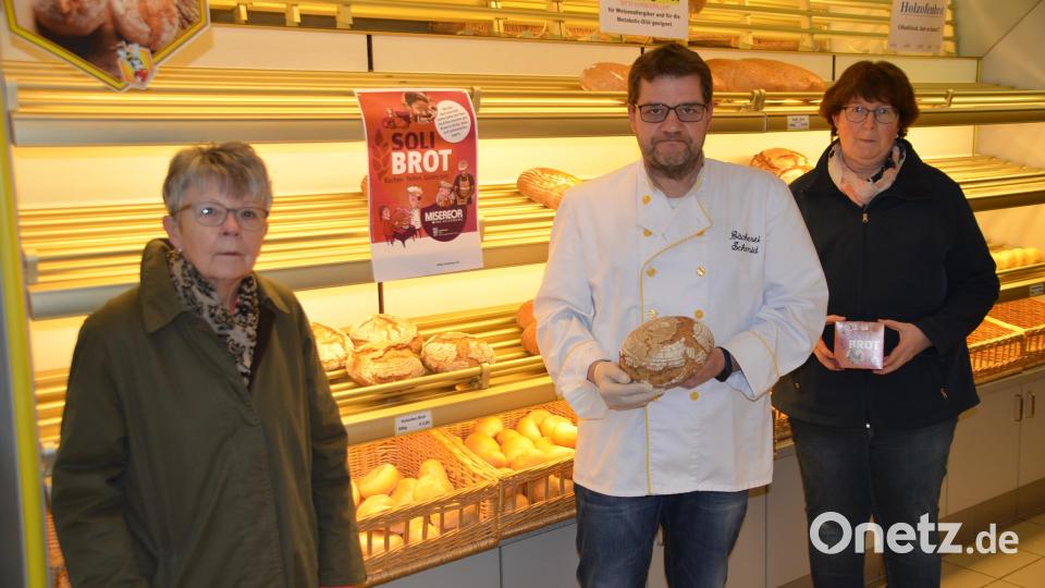 Der Katholische Frauenbund ruft zur Solibrot-Aktion während der Fastenzeit auf. Rita König (links) und Doris Kellner danken Bäckermeister Wolfgang Schmid für die Teilnahme. Bild: ak