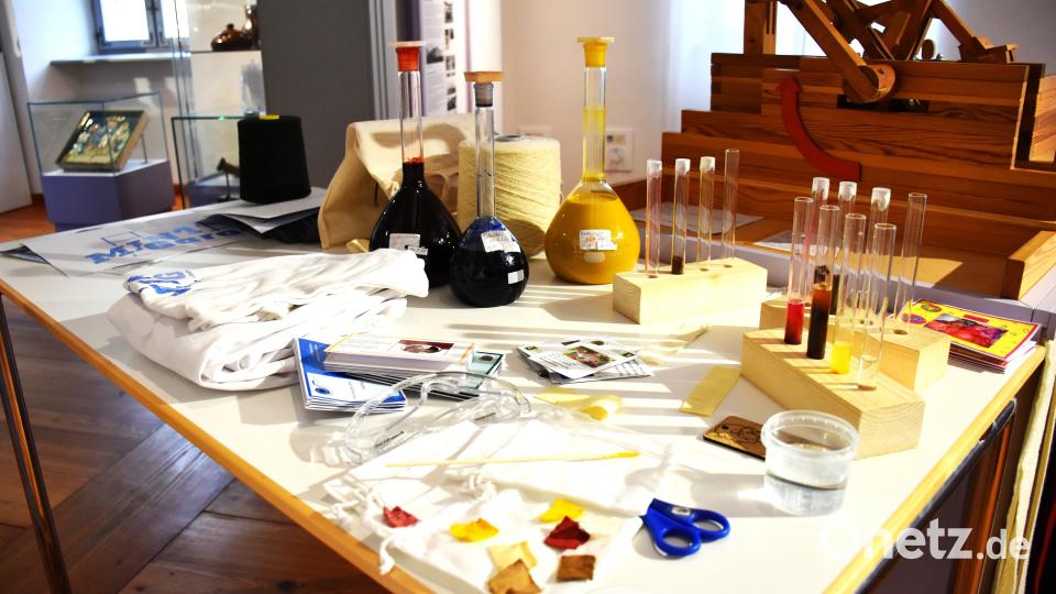 Kaum zu glauben, was zum Färben von Stoffen notwendig ist. Nicht alles, was im MQ vorgestellt wurde, befindet sich im Experimentierbeutel. Aber die Kinder werden einen Teil davon als Inhalt beim Auspacken entdecken. Bild: ubb