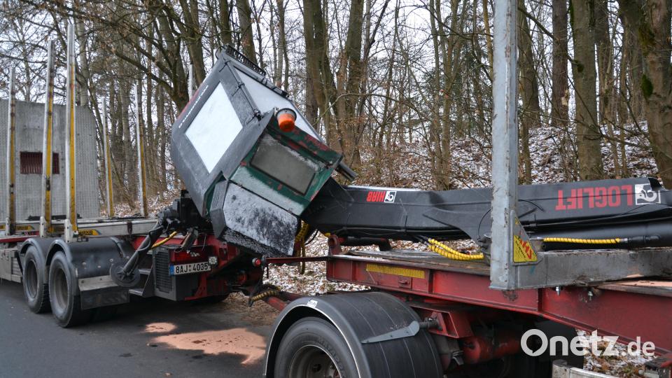 Der 33-jährige Fahrer des Holz-Lkws vergaß nach dem Abladen, den Schwenkarm des Ladekrans an seinem Anhänger wieder einzufahren. Das Fahrzeug krachte deshalb gegen die Radbrücke über die B15 auf Höhe von Schmelitz. Die Bundesstraße war am Donnerstagabend nach dem Unfall um 17.30 Uhr rund zwei Stunden gesperrt. Bild: rti