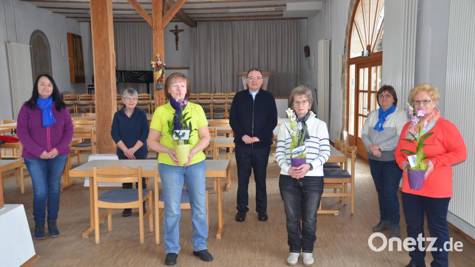 Irene Schmidt, Rita König, Pfarrer Markus Bruckner und Anni Lautenbacher (hinten von links) vom Führungsteam des Frauenbundes begrüßten mit einem Blumengruß mit Inge Steinbruckner, Monika Schäffler und Margit Ringlein (vorne von links) Bild: ak