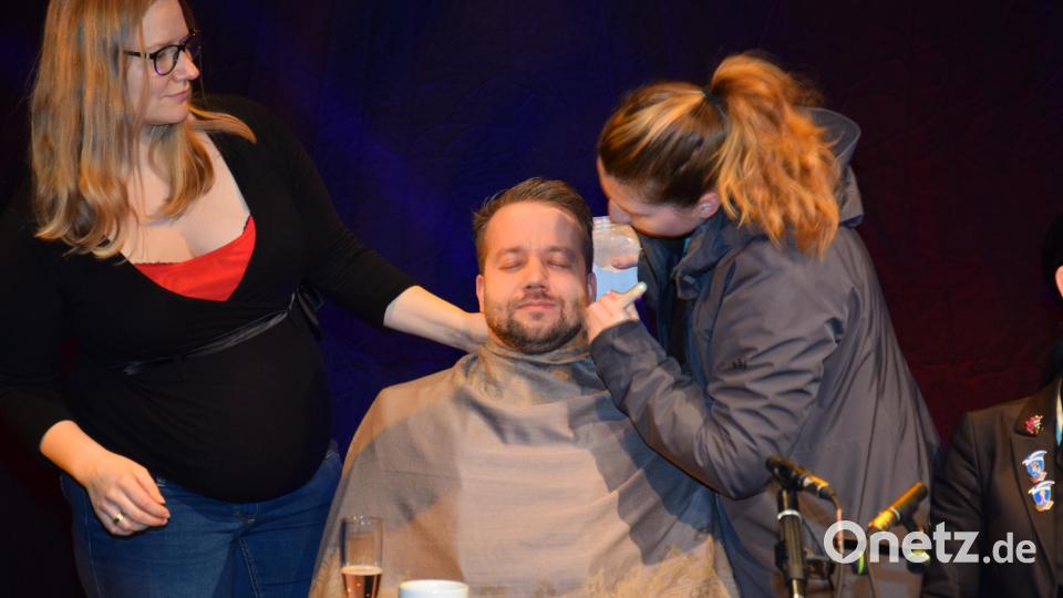 Letzte Handgriffe bevor es losgeht: Tobias Plödt bekommt von Aline Grosser mit Unterstützung von Katharina Meyer etwas Puder verpasst, damit er nicht glänzt. Bild: fla