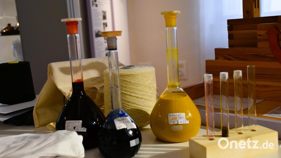In den dicken Flaschen ist jede Menge Farbe, diesmal in flüsiger Form, die zum Färben von Stoffen erforderlich ist. Bestens geeignet sind dafür Naturmaterialien wie Kräuter und Gemüse. Was alles möglich ist, lernen die Kinder mit Hilfe der Informationen im Experimentierbeutel. Bild: ubb