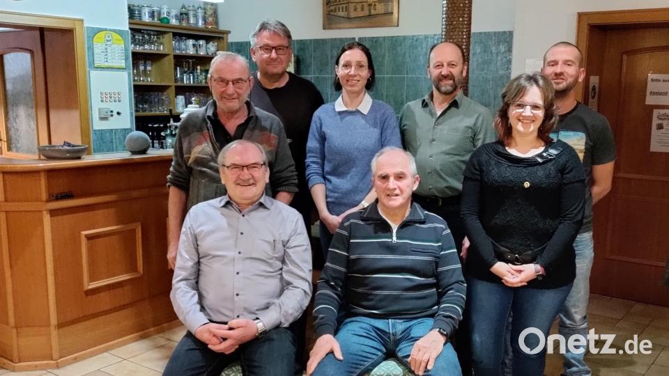 Die beiden Vorsitzenden Johann Seibert und Johann Bruckner (vorne, von links) mit ihrem bewährten Team; neu als Beisitzer gewählt wurden Stefan Kleber, Manuela Witt (von links) und Manuela Forster (Mitte). Bild: gz