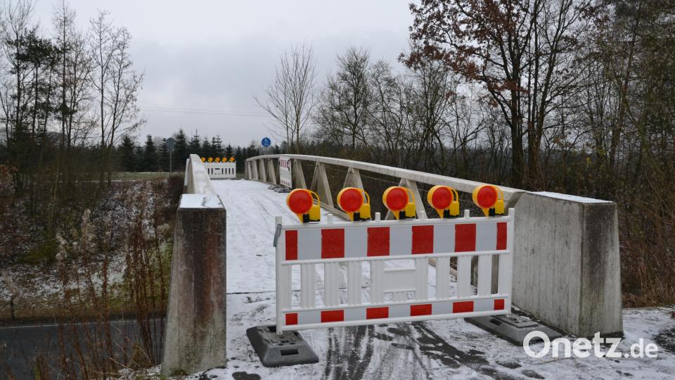Die Radbrücke über die B15 auf Höhe von Schmelitz ist für längere Zeit gesperrt, bis der Schaden geklärt und die Statik der Metallkonstruktion geklärt ist. Bild: rti