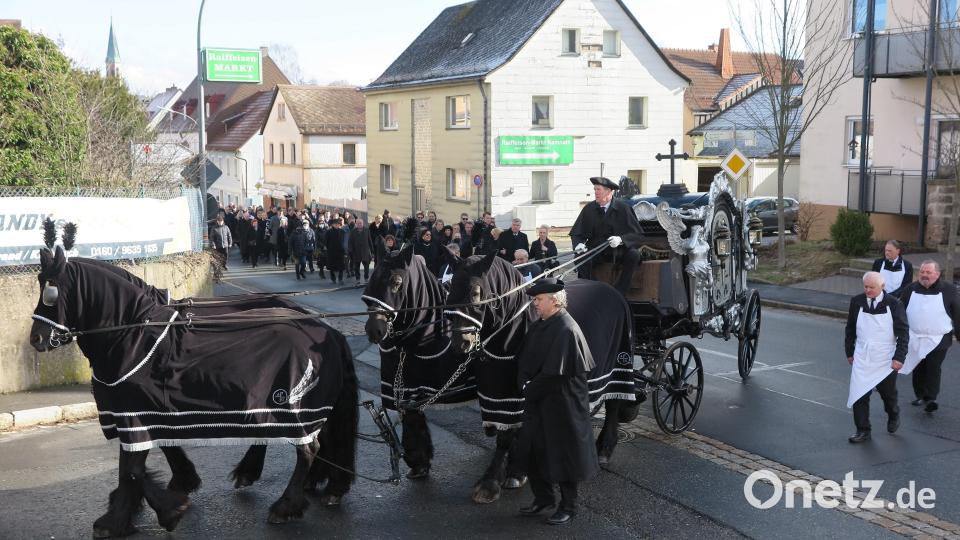 Bei der Beerdigung von Max Ponnath zogen vier Rappen die Trauerkutsche vom Stadtplatz in Kemnath zum Friedhof. Bild: jzk